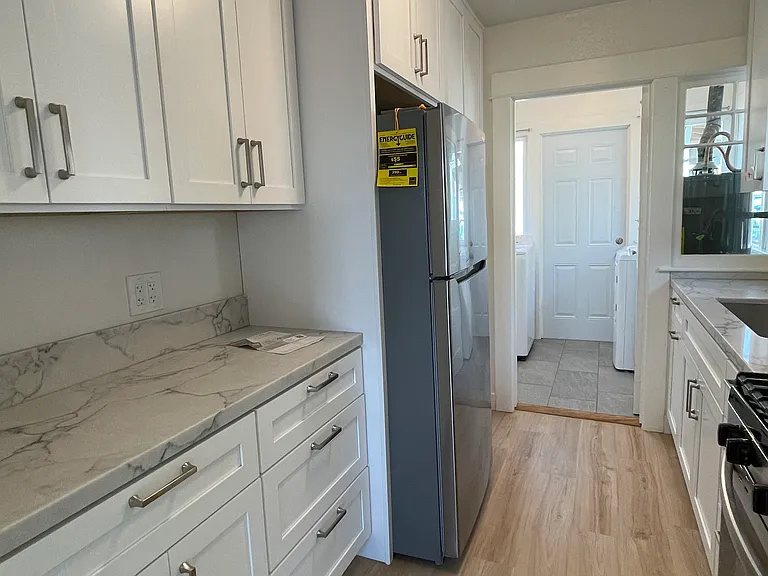 515 N Burlington Ave — Photo 9