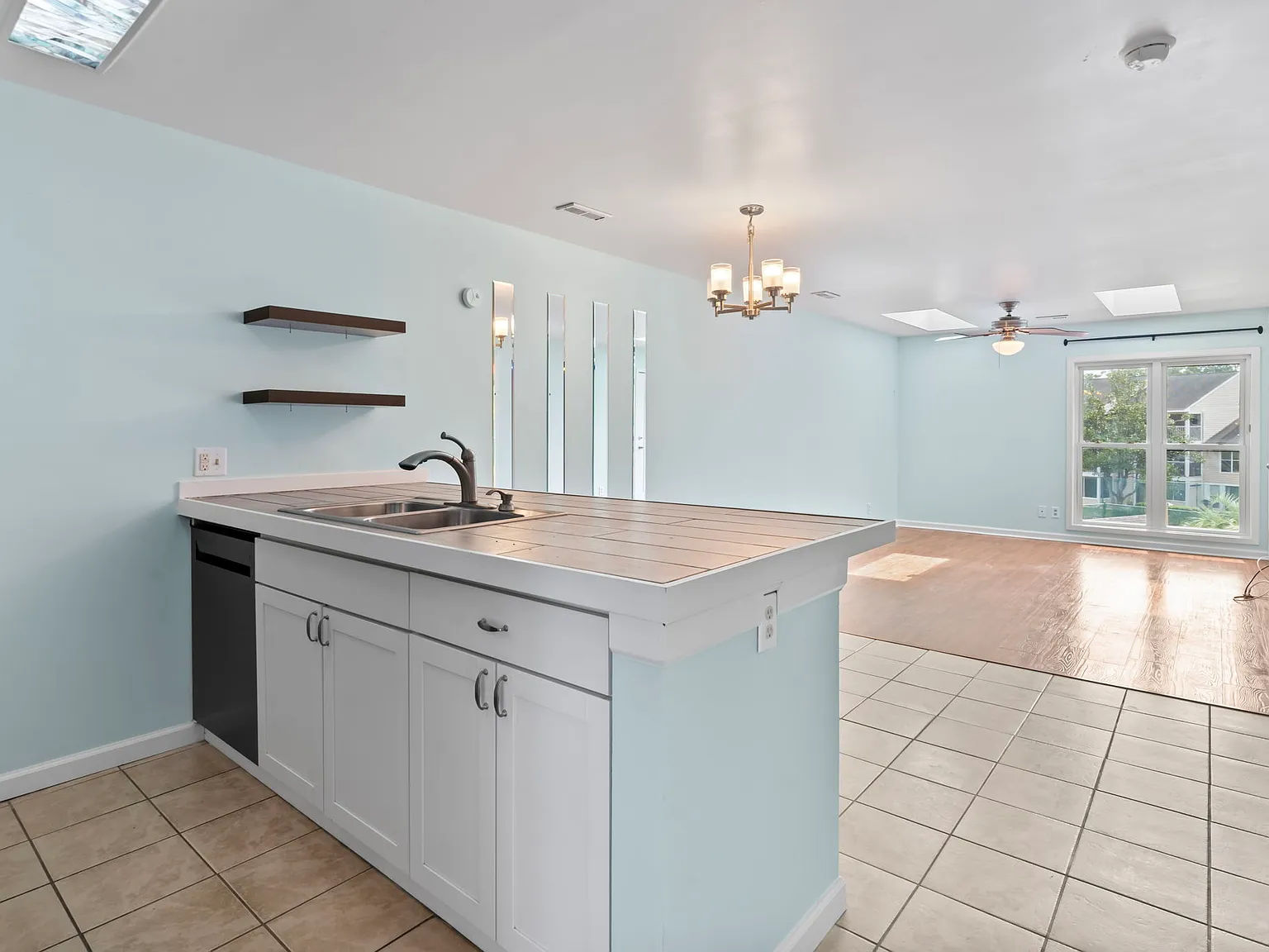 2 bed, 858 sqft, $1,550 — Photo 2