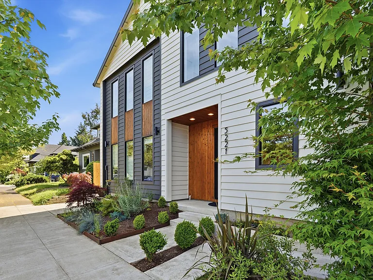 5221 N Maryland Ave — Photo 2