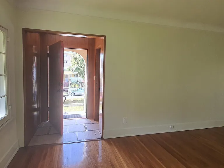 324 S Coronado St — Photo 4