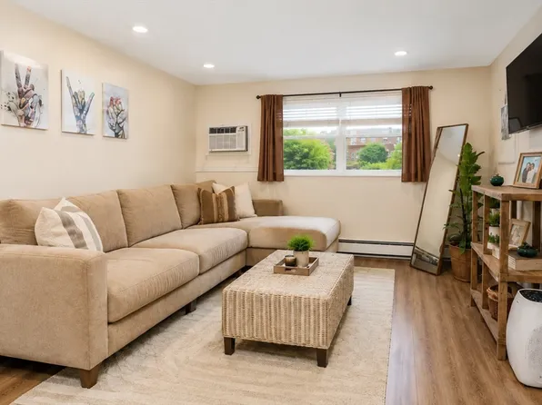 668 Robbins Ave APT 3, Dracut, MA 01826