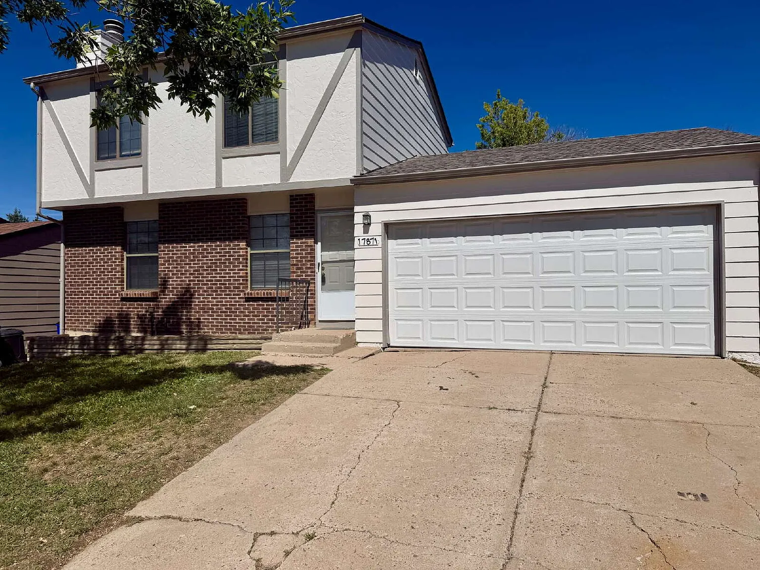 3 bed, 2.0 bath, 1700 sqft, $2,400 — Photo 1
