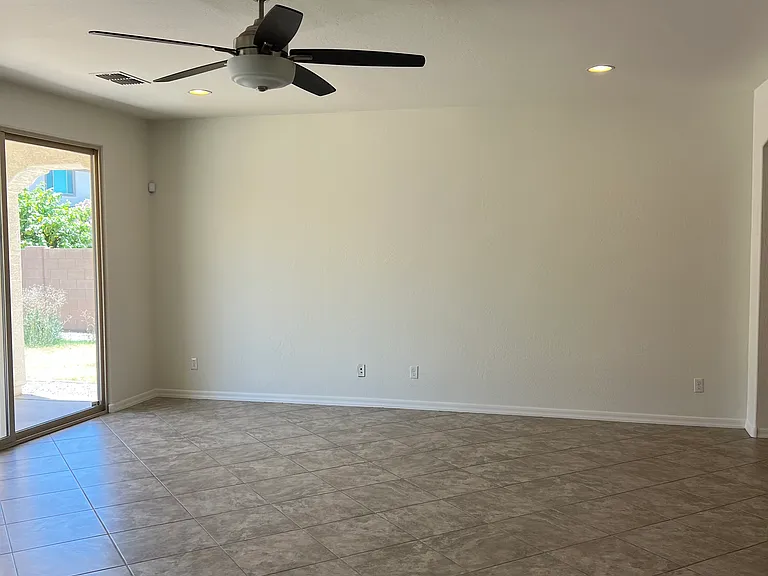 2901 E Iris Dr — Photo 3