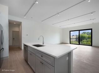 3202 N Racine Ave #202, Chicago, IL 60657