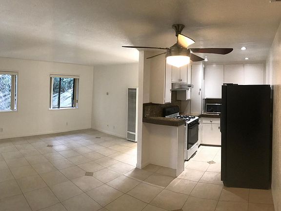 Dining rm area w/ceiling fan