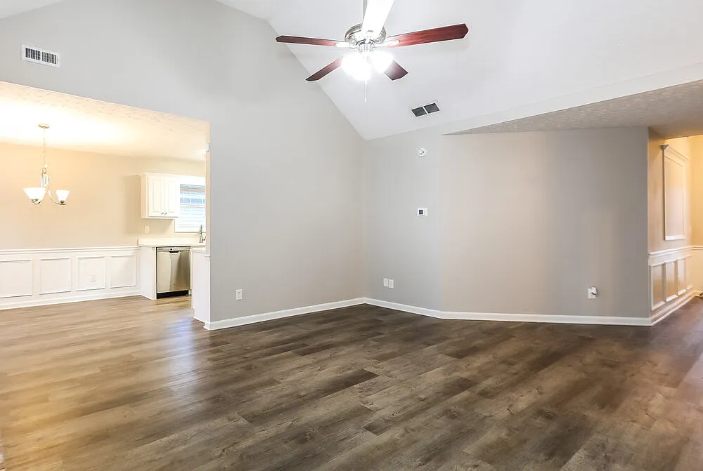 3 bed, 2.0 bath, 1543 sqft, $2,370 — Photo 4