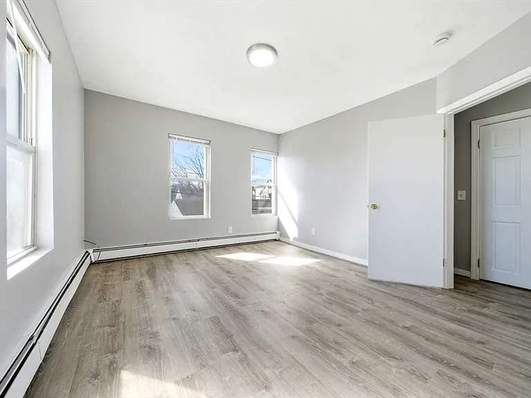 29-31 Auburn St #1R — Photo 8