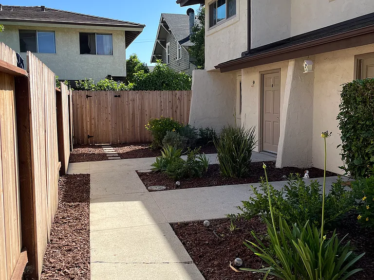 1920 Chino St #D — Photo 2
