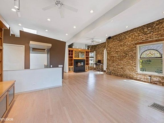 3rd image of 1228 W Glenlake Ave #2