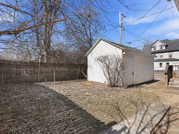4th image of 915 Dearborn St