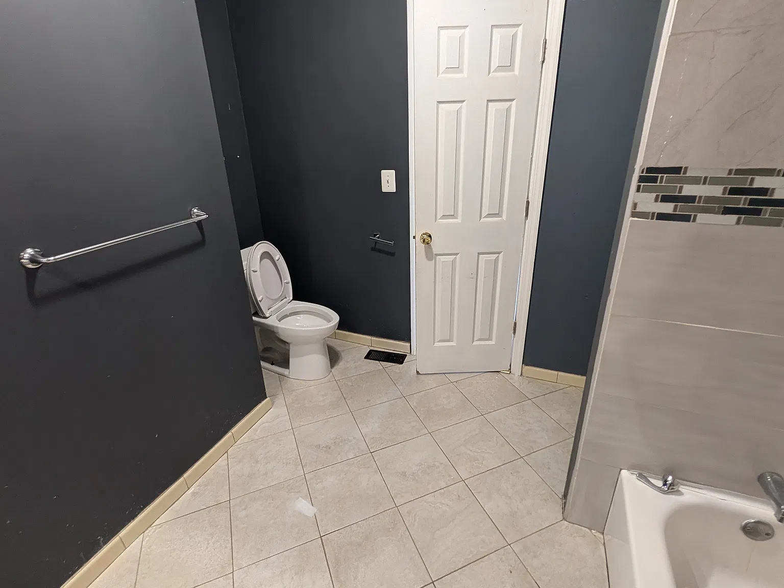 2 bed, 1300 sqft, $2,000 — Photo 2