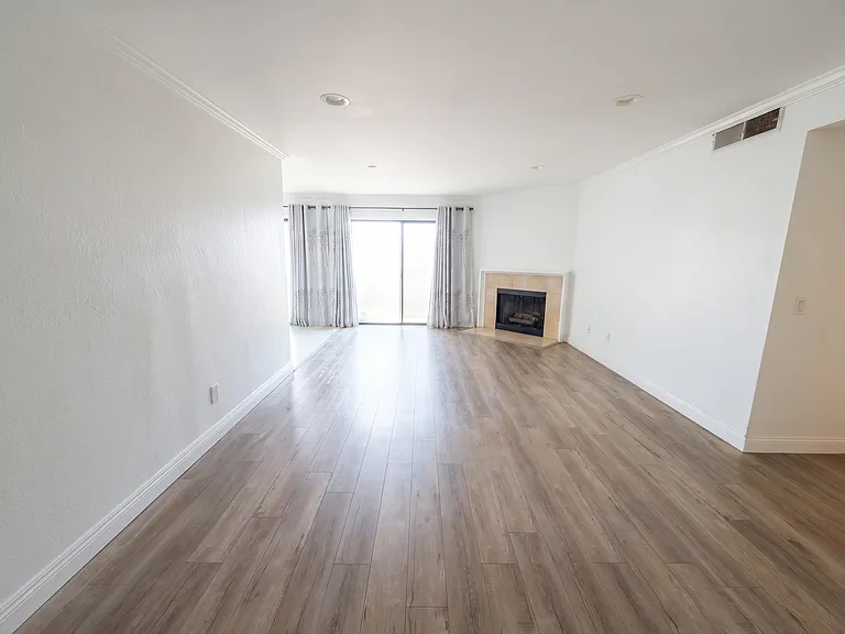 424 Oak St #140 — Photo 2