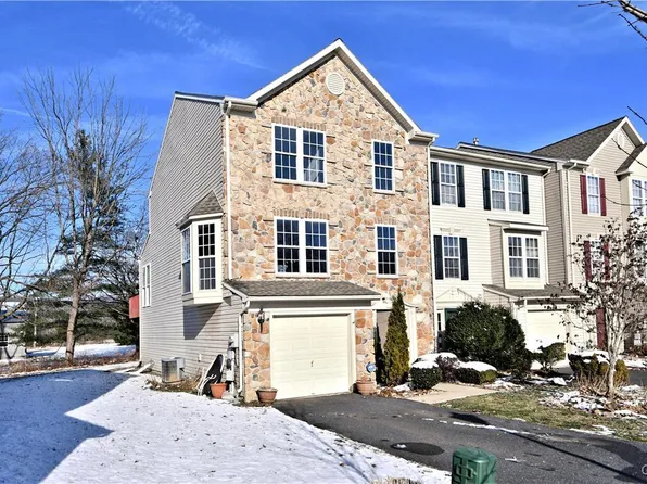 4027 Clubhouse Ct, Center Valley, PA 18034