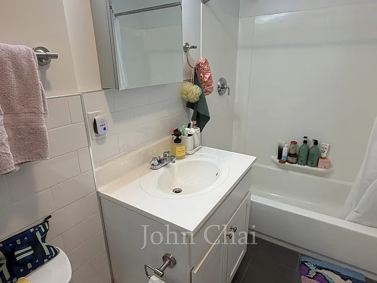 123 Sutherland Rd #E — Photo 35