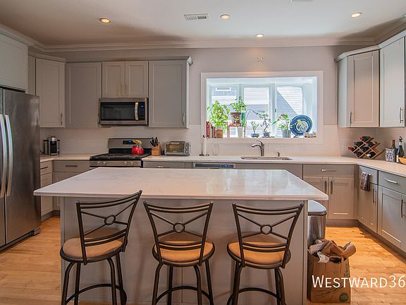 4th image of 2733 N Wayne Ave #Penthouse