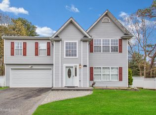 27 Timber Ridge Dr, Coram, NY 11727