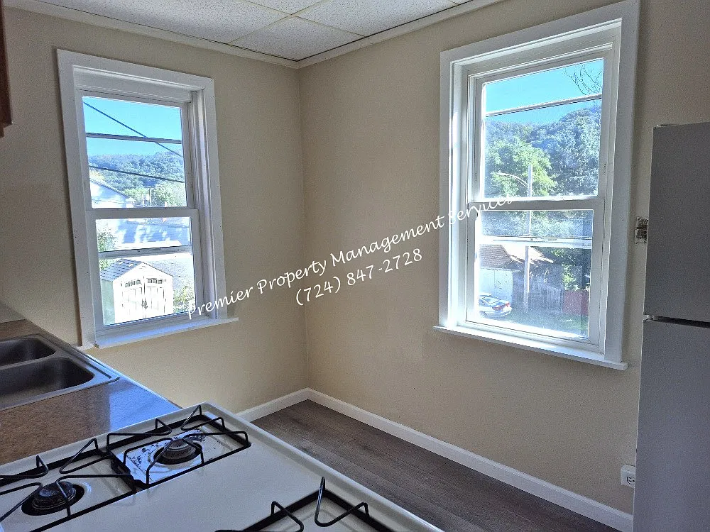 2008 7th Avenue (Beaver Falls) - Middl. — Photo 3