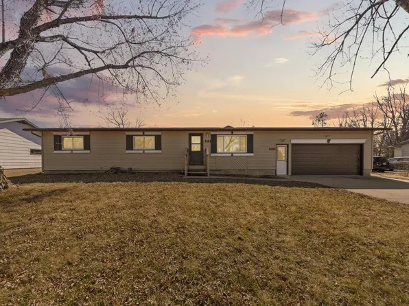 821 9th Ave NW, Waseca, MN 56093