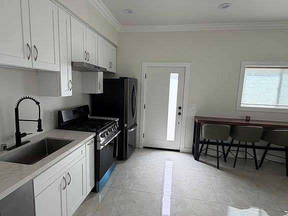 5th image of 16052 Ludlow St