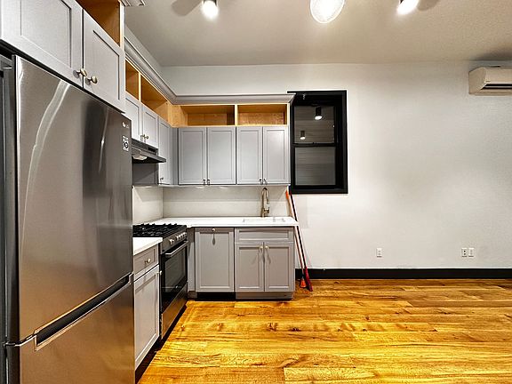 2nd image of 10 Saint Pauls Ave #19E