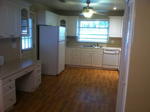 4th image of 721 Stewart Cir