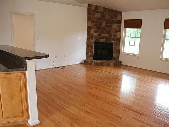 5th image of 2049 Twin Lake Dr