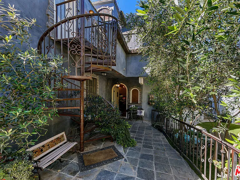 2851 Seabreeze Dr — Photo 4
