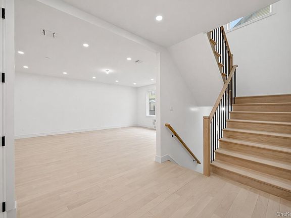 5th image of 13 Warren Court #202