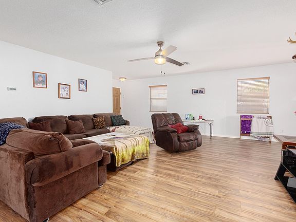 3rd image of 1446 E Avenida Grande