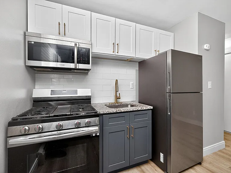 6140 Ridge Ave #7 — Photo 1