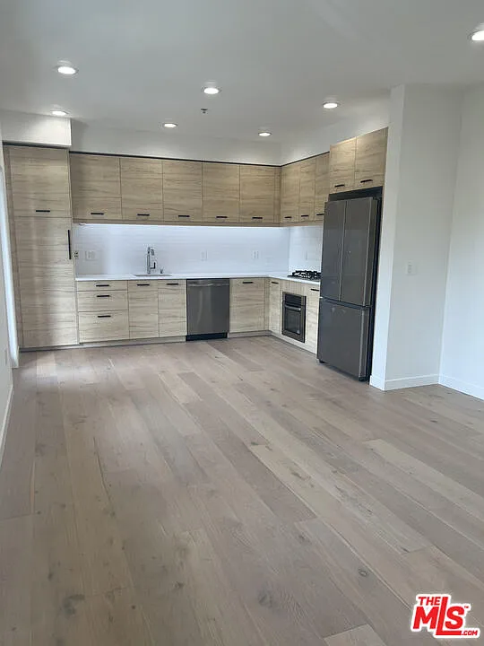 2 bed, 2.0 bath, 910 sqft, $5,000 — Photo 4