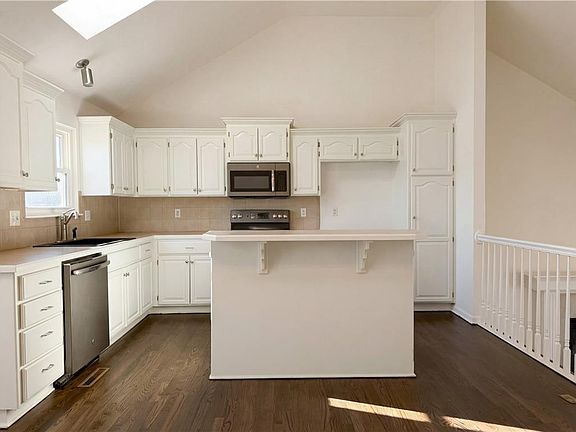 2nd image of 709 SW Woodland Cir
