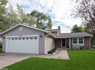 1775 W Parkside Dr, Hoffman Estates, IL 60192