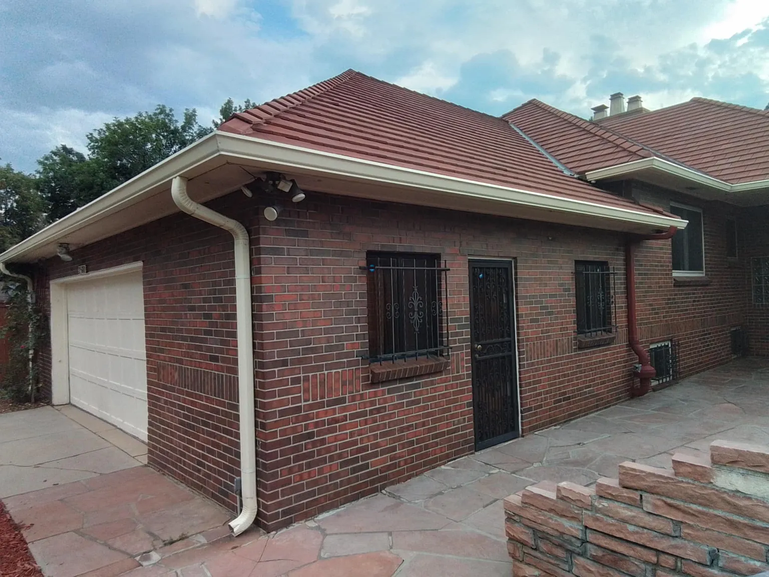 2580 N Monaco Pkwy — Photo 3
