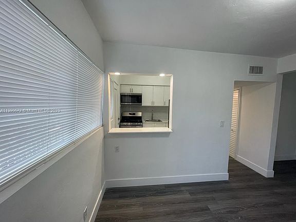 4th image of 7435 Byron Ave #8