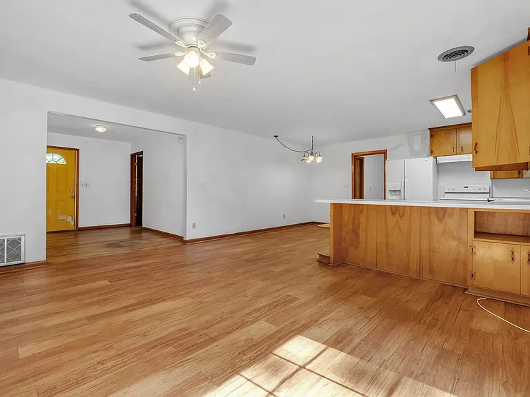 123 Columbia Dr — Photo 4