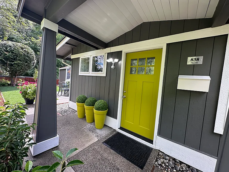 838 Phoenix St NE — Photo 2