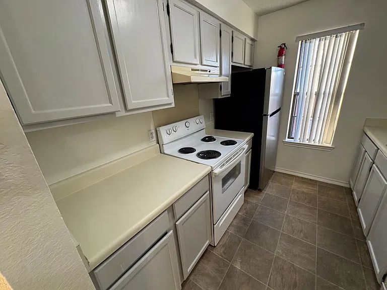 801 SE 4th St #103 — Photo 9