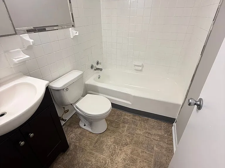 208 Lakeshore Dr — Photo 3