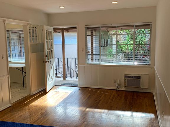 3rd image of 11960 Moorpark St #9