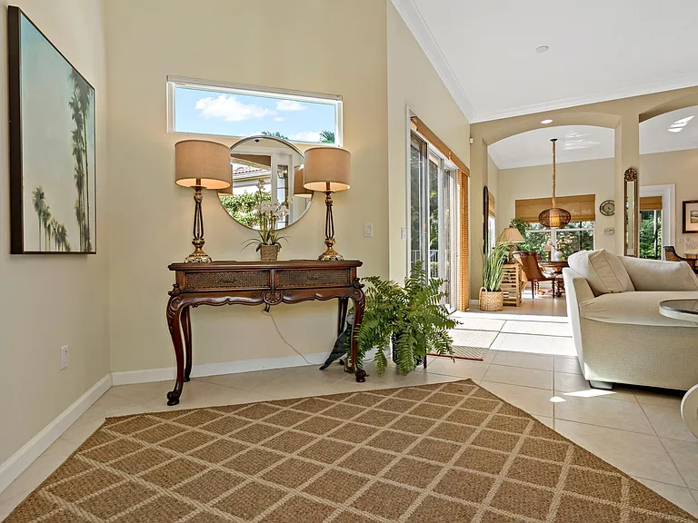 2140 N Maiden Ln — Photo 5