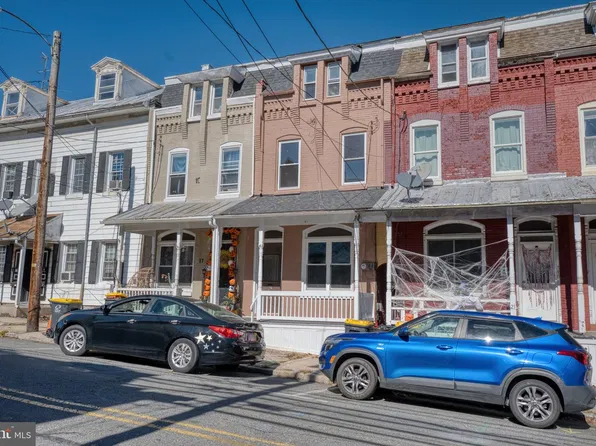 19 E High St, Womelsdorf, PA 19567