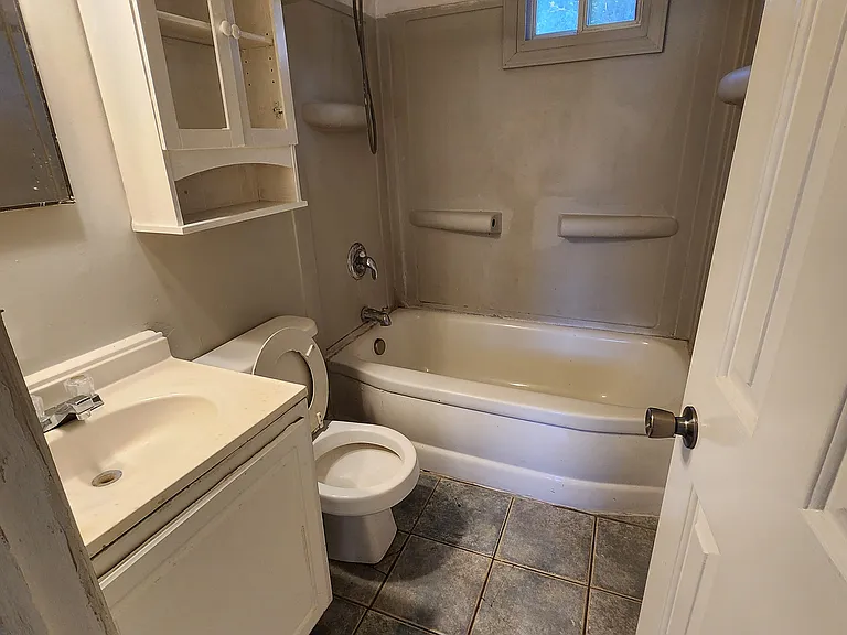 826 Hanover St — Photo 5