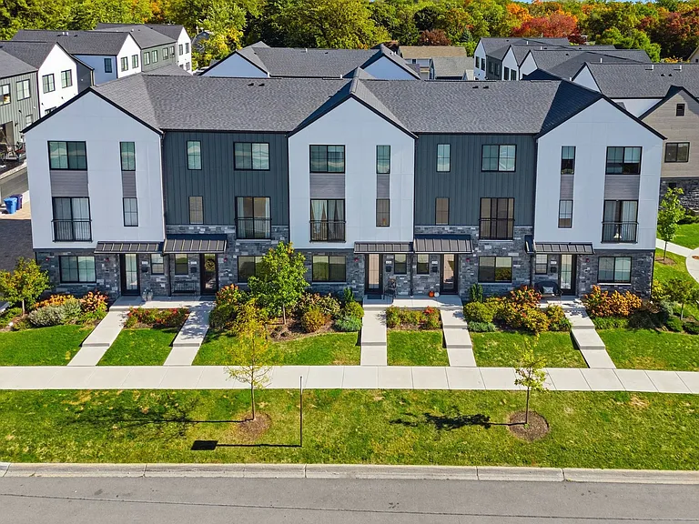 Bloom Street Townhomes — Photo 2