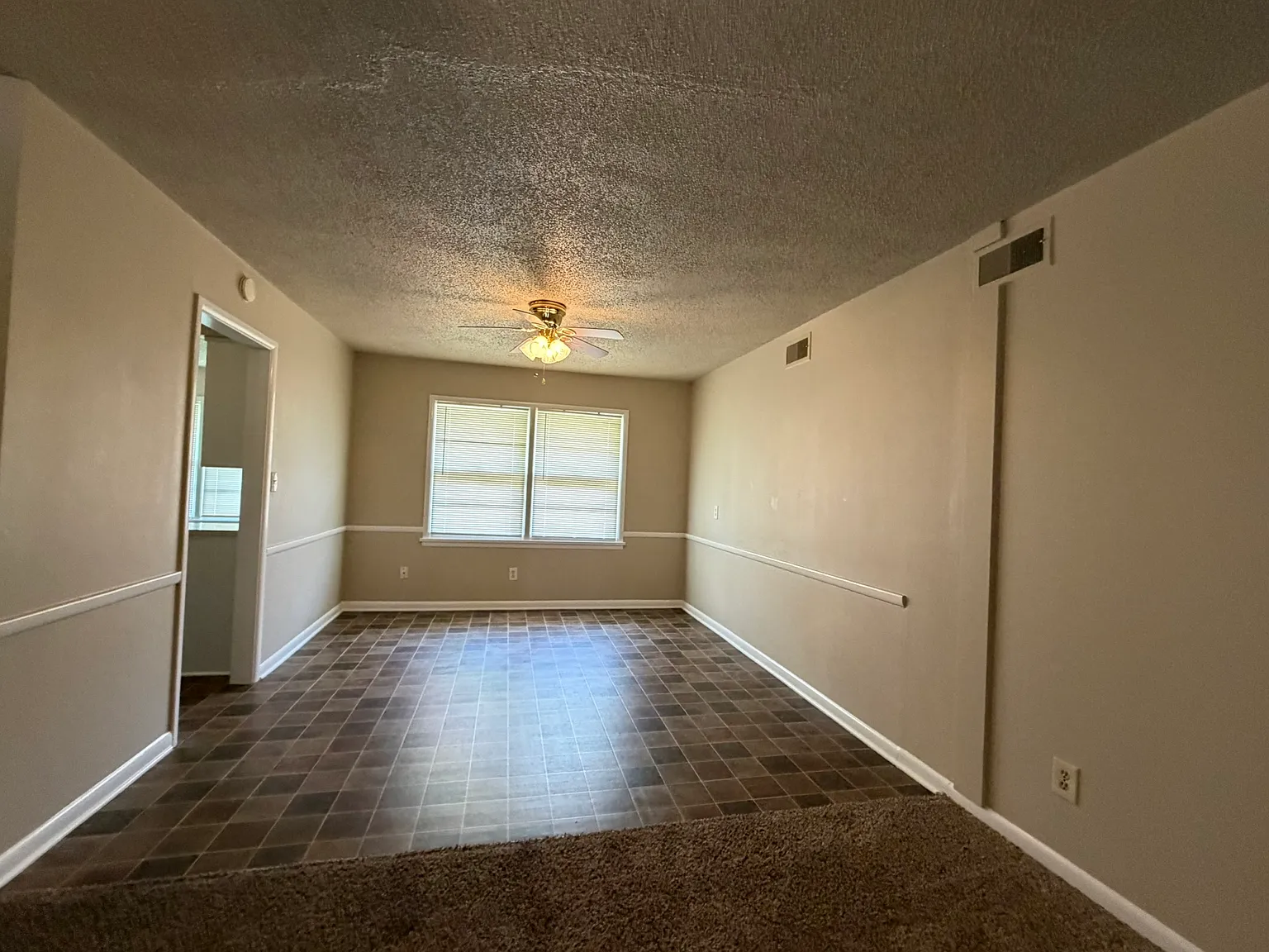 3 bed, 1250 sqft, $1,380 — Photo 4
