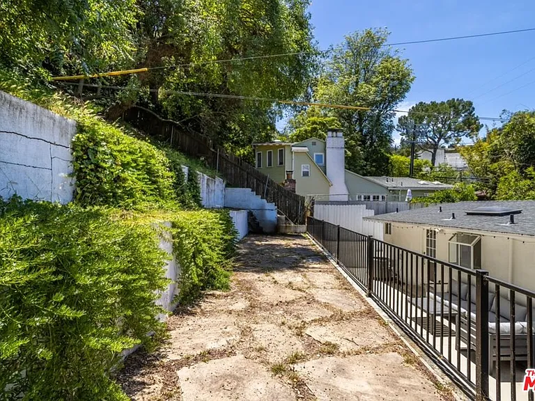 8876 Wonderland Ave — Photo 30