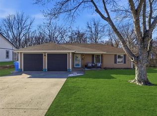 1180 S Raintree Park, Tonganoxie, KS 66086