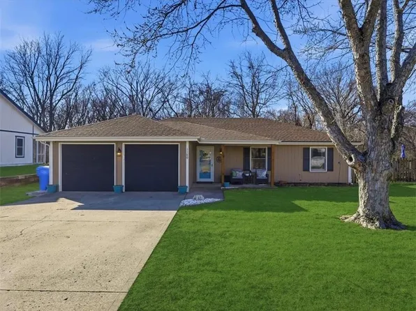 1180 S Raintree Park, Tonganoxie, KS 66086