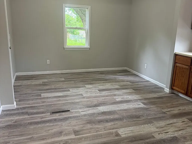 1046 E Locust St — Photo 4