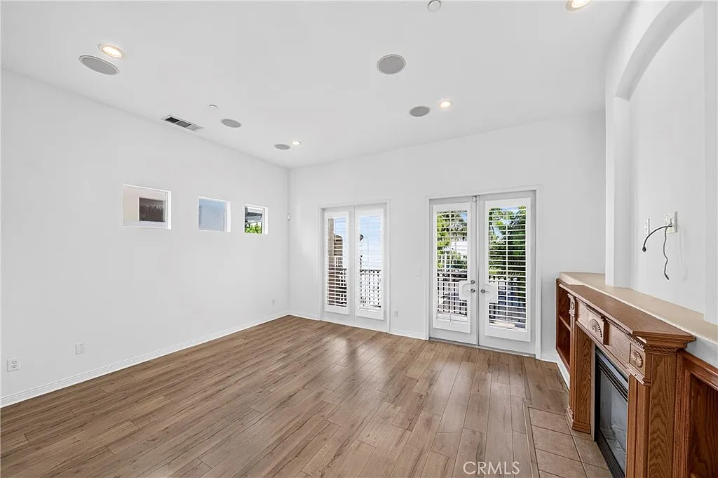 3 bed, 3.5 bath, 2314 sqft, $8,800 — Photo 4
